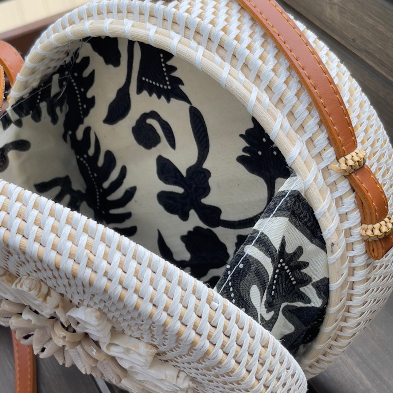 Round rattan shoulder bag with sea shells