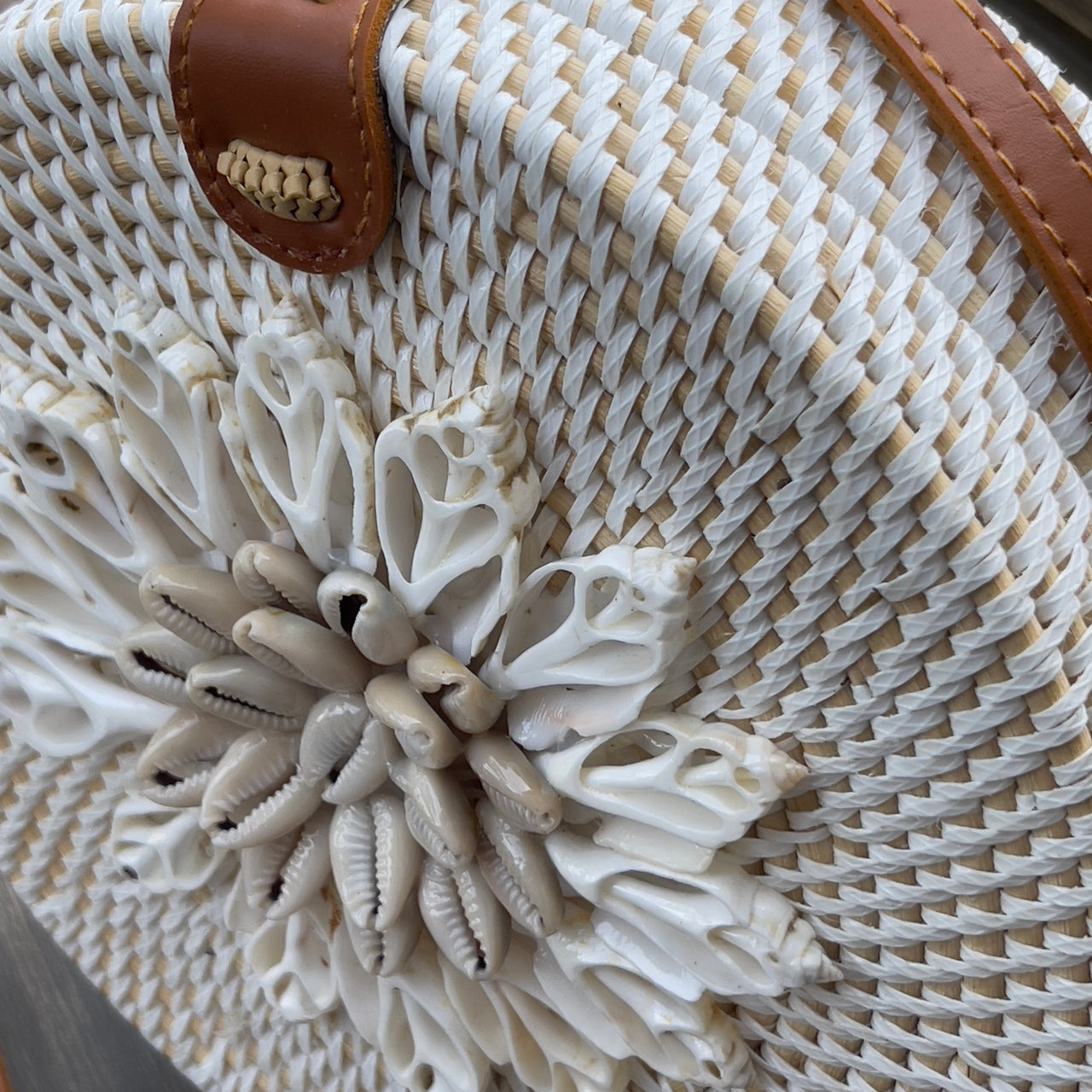 Round rattan shoulder bag with sea shells