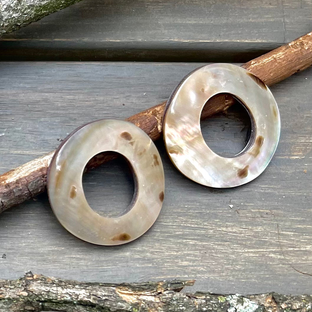 Shell Studded Earrings Mabutiful Cream 